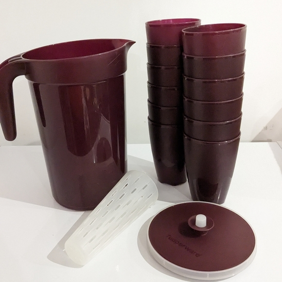 Tupperware pitcher and 2 cups, a couple of scratches in the pictures. - Picture 1 of 3